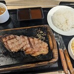 カミナリステーキ - サーロインステーキ300g。2,680円なり
            溶岩プレートって熱々に焼けてたのに乗せて提供
            非常に重くて席に運ぶのが大変
            平日の遅昼で空いてたから大丈夫だったが
            カキンチョとか彷徨いてたら危ないぞ～