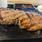 カミナリステーキ - 焼きあがったの渡してから、 
            ソースはあっち、カトラリーはそっち、 
            ドレッシングはこっちって… 
            やたら時間のかかるシステム
            火が通りすぎてしまいますわね