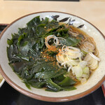 そばよし - 七味をかけたワカメ蕎麦♪