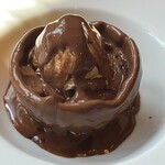 横浜チョコレートファクトリー&ミュージアム - メルティームーンチョコレートに温かい液状のチョコレートを掛けました。