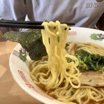 Toujirou - 【おにぎり屋の醤油ラーメン】中太の中華麺です。