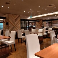 レストラン HUSHHUSH - 地下とは思えない広々とした空間