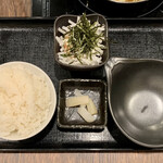 Hakata Motsunabe Ooyama - もつ鍋定食（濃厚旨辛みそ味） ¥1,280 のごはん、サラダ、ゆず大根
