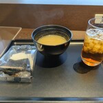 ダイヤモンド・プレミアラウンジ - おかかおにぎり、味噌汁、烏龍茶