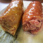 腸詰屋 - ソーセージ断面アップ（右がチョリソー、左がカリー）