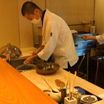 日本料理 別府 廣門 - お弟子さんが鮎の串打ち