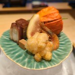 日本料理 別府 廣門 - 蛸の含め煮、蘇、イチジク、トウモロコシのかき揚げ、エビの素揚げ、蕎麦粉のカステラ、ホオズキの中にはセロリのもろみ味噌和え