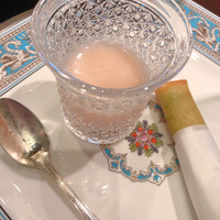 横浜うかい亭 - 桃の冷製スープ 、枝豆とハモの春巻き