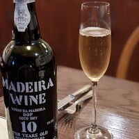 スパークリング・白・赤グラスワイン各種900円〜　