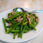 栄華飯店 - ニンニクの芽と豚肉の甘辛炒め