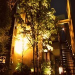 italian bar TAKA’s KITCHEN - 公道から店入口までアプローチを抜けて階段をあがる時はワクワクする事間違いなし