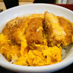 なか卯 - 丼の底にお出汁が溜まってて混ぜると良い塩梅に食べれる。ご飯はややボソッとしてるけど程良い硬さで量も並で丁度よかった。