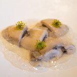 レストラン オオツ - 2022.8 大洗産岩牡蠣 玉葱ムース ホエー（乳清）牡蠣出汁ジュレ フヌイユの花