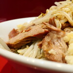 ラーメン二郎 - 豚の厚み