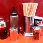 ラーメン二郎 - 卓上調味料