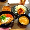 Kaju Aruteppam Momomaru - 日替ランチ。じっくり煮込んだ豚丼·温玉添え&メンチカツ定食800円。