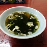 新シン - ワカメの醤油ベースのスープ