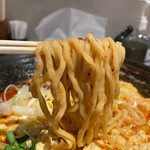 大辛にんにく 赤い虎 - 平打ち縮れ麺。