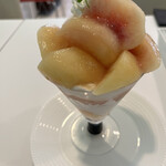 Takano Furutsu Para - 岡山産桃のパフェ２０９０円。見るからに熟し方が素晴らしい桃です。口に含むと、素晴らしい甘さにうっとりです（╹◡╹）（╹◡╹）