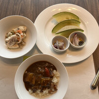 ポム・ダダン - ビュッフェボード２５４１円。最近、カレーライスにハマっています。コクのあるソースとたっぷりのナス、ピラフがマッチして、とても美味しかったです（╹◡╹）