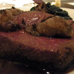 蝦夷鹿のロースト　キノコのソテーとマロンペースト添え　ポワヴラードソース