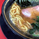 熊田家 - 醤油感強めのスープ。