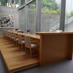 瀬戸内リトリート 青凪 - 千住博の作品のような滝を眺めながらのダイニング。フランクステラの絵もピッタリ。