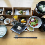 瀬戸内リトリート 青凪 - 朝食。さっぱりした献立で丁度いい。松山揚げの味噌汁、だし醤油の湯豆腐など、ちょっと四国を感じられるラインナップ。