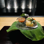 瀬戸内リトリート 青凪 - 八寸。とうもろこし天ぷらの食感は特筆。トマトは二層になってる。