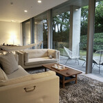 瀬戸内リトリート 青凪 - 部屋は最低100平米以上。白基調で過ごしやすい。