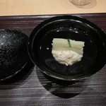 瀬戸内リトリート 青凪 - お椀はクラシカルなえび真丈。中に塊のエビがゴロゴロ入っており甲殻類の風味がぶわっとくる。美味。ここにシェリーのドライ感をあわせてた。お見事。