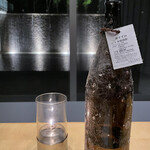 瀬戸内リトリート 青凪 - 海底熟成の海すずめを、沈めておいた瓶そのままの特別仕様で。水かと思うなめらかさ。危険。