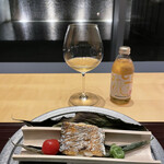 瀬戸内リトリート 青凪 - 太刀魚。何気に添えてあるトマトの蜜煮美味。ノンアルペアリングは紅茶キノコ改めKONBUCHA。日本製で柔らかな口当たりと柚子が美味。これならいける。