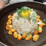 腹黒屋 品川 - ★★★★炒飯 900円 着丼した時はこんな感じ！揚げたニンニクがゴロゴロ！