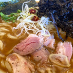 麺や 真登 - 濃厚辛ラーメン　大盛り　バラのりトッピング