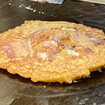 Okonomi Teppanyaki Marumi - 特製まるみ焼　完成間近