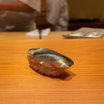 鮨 さかい - 新子2枚づけ