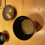 鮨 さかい - 海老頭とノドグロ頭で出汁をとった味噌汁