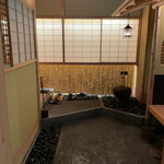 鮨 さかい - 入口。靴を脱いでスリッパで入店します