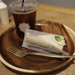 ハチカフェ - ◉チョコミントガトーショコラタルト／715円税込
            ◉紅茶（アイス）／462円税込