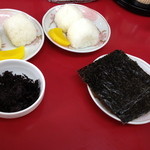 南京ラーメン 黒門 - 13年4月。生海苔、焼海苔両方とも旨いです。