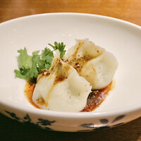 老四川 飄香小院 - ニラたっぷりもちもち水餃子 四川ソース
                    手作りの皮がモチモチっと、ニラがたっぷりで風味良く、飄香さんオリジナルの辣油ソースがとても合います。
                    パクチーが風味良くいいアクセント、凄く美味しいです♪