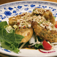 老四川 飄香小院 - 白身魚の青山椒香る香味ソース 椒香油淋鱼
                    この日の魚はスズキ、衣を付けカラッと揚げた食感が良く、身の弾力もありながら身と皮の間のゼラチン質がプルンと、油淋ソースの甘酸っぱい味付けが夏らしい味わいです♪