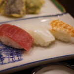 魚富 - 料理写真:お寿司は、エビ、イカ、マグロの三貫