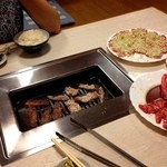 Yakiniku Minamitei - 焼き方にこだわります。この場合右側が塩味、左側がタレ味のものを焼いてます。