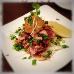 ほうなん酒場　はだか電球 - 鶏たたきポン酢