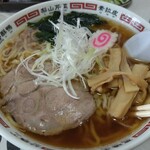 わたりや - はい。登場しました。ラーメン大盛です。具は時計回りに、若布、鳴門巻、支那竹、叉焼、白髪葱、以上のみなさんです。よろしくお願いします。