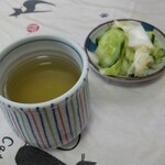 わたりや - まずは、胡瓜とキャベツの塩揉みを突っつきながら、熱い煎茶をいただきます。