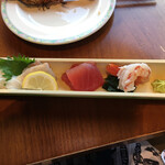 鳴子ホテル - 刺身盛り。組み合わせが少しずつ違う盛りもあります。私は海老が好き。