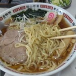 わたりや - まずは麺からいきましょう！　こんな感じの麺です。わたしの世界ではこんな風に表現してます。「藤岡のみ○ご食堂さんの麺と太田の森○屋支店太○店さんの麺を足して2で割った麺」